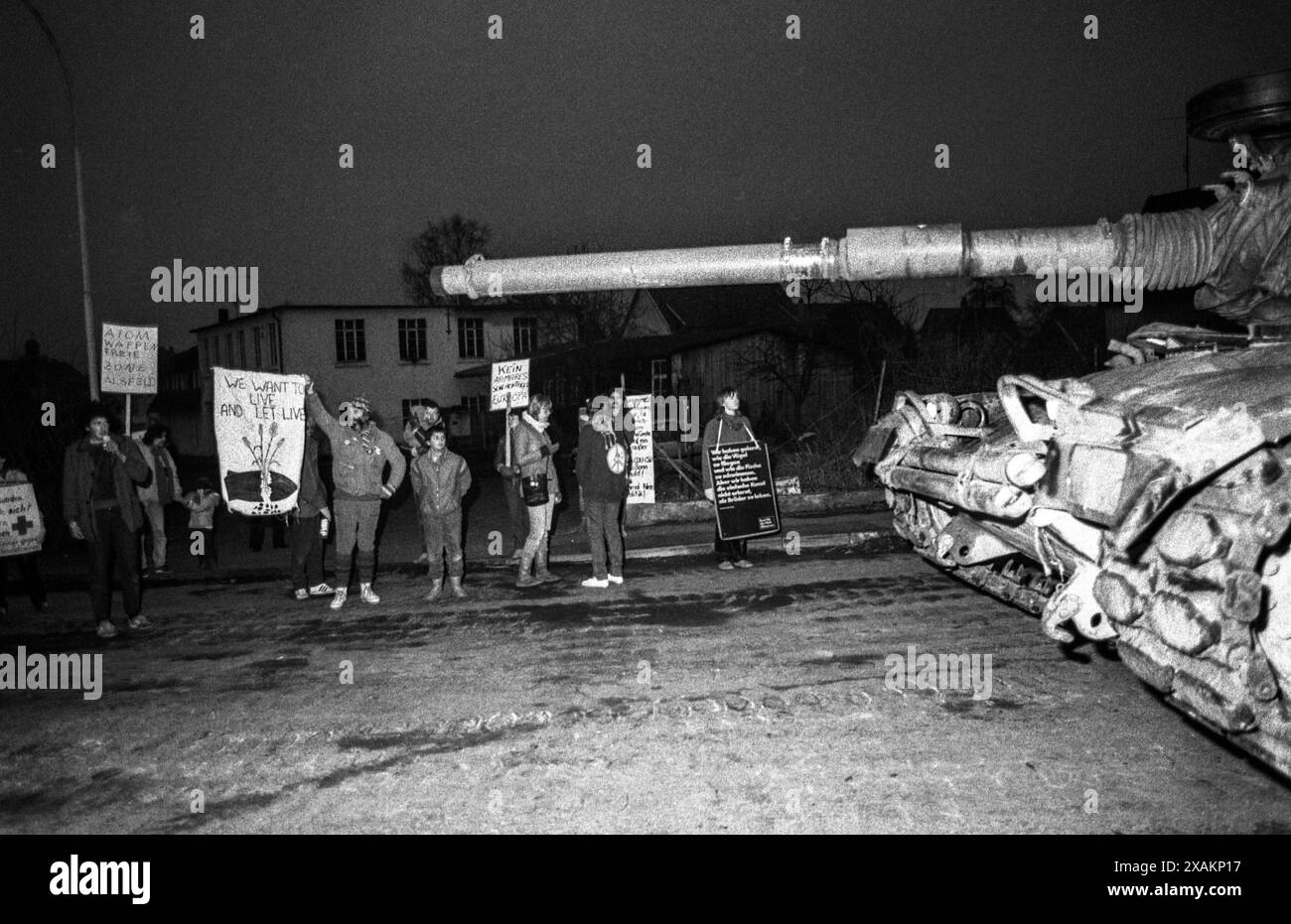 Gli attivisti per la pace con striscioni manifestano a bordo strada contro la manovra degli Stati Uniti con striscioni, azioni del movimento per la pace contro la manovra "Warsteed” nel marzo 1984 Foto Stock