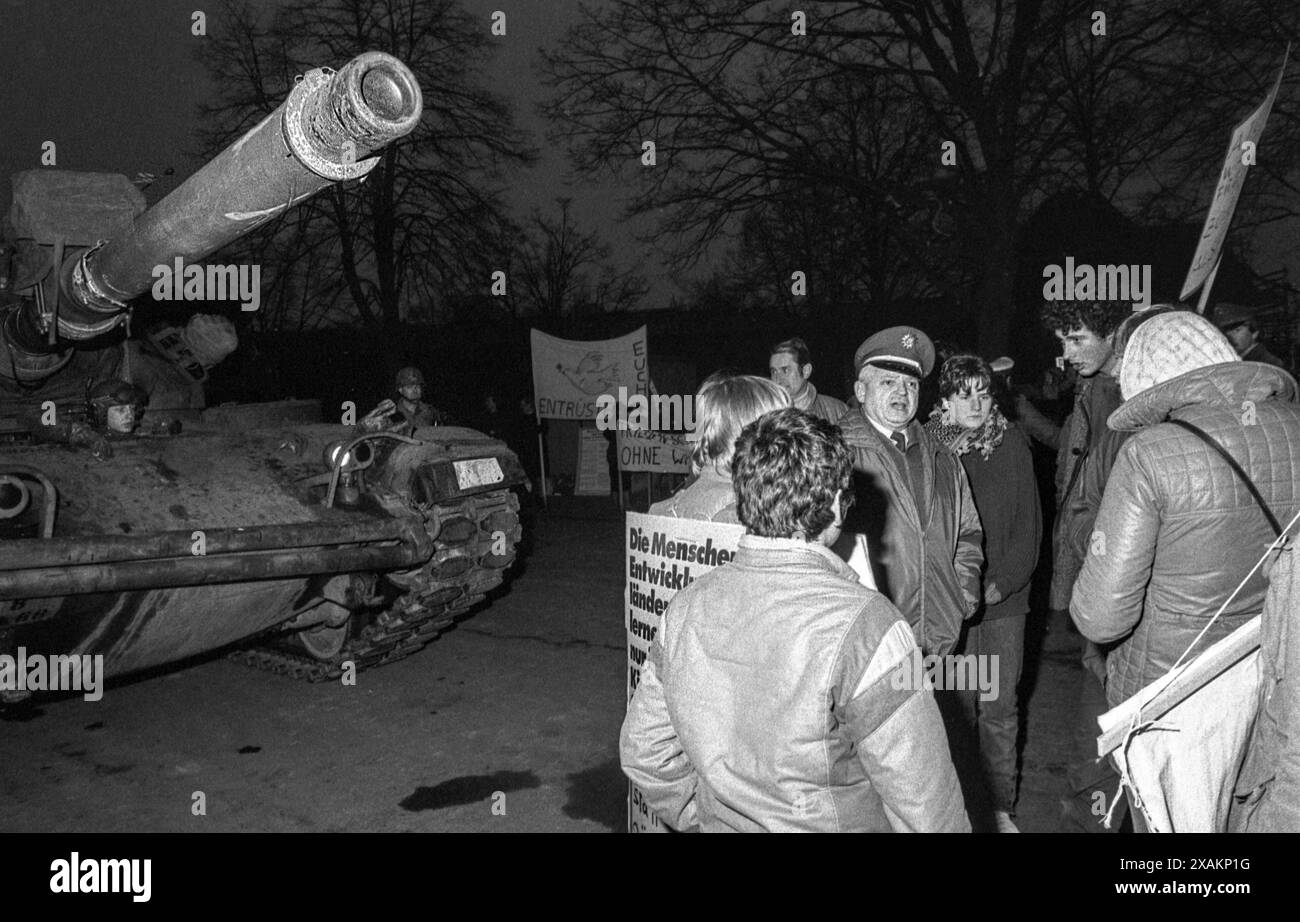 Il capo della polizia di Alsfeld discute con gli attivisti della pace direttamente di fronte ai carri armati in avvicinamento. La strada è brevemente bloccata, azioni del movimento per la pace contro la manovra "Warsteed” nel marzo 1984 Foto Stock
