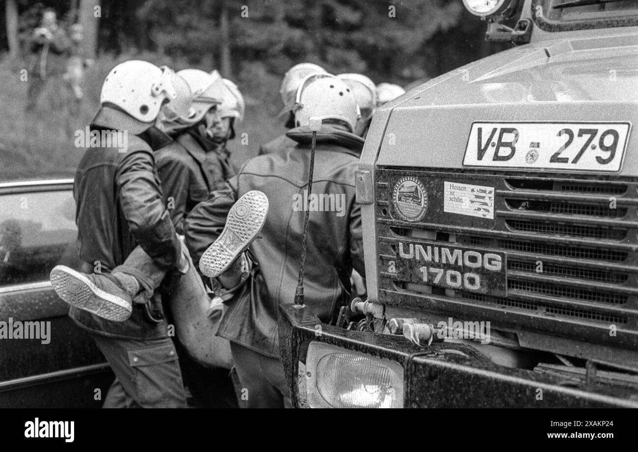 Un attivista per la pace viene trasportato sull'autobus della prigione da agenti di polizia, le azioni del movimento per la pace nel Fulda Gap 1984 gli attivisti per la pace visitano i depositi di munizioni della NATO Foto Stock