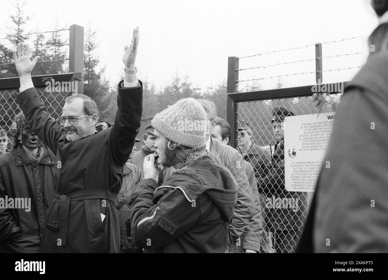 Karl Eyerkaufer, amministratore distrettuale del distretto principale di Kinzig, esce dalla struttura militare dopo l'incontro con l'esercito americano, dimostrativamente con le mani alzate attraverso il traliccio degli attivisti per la pace, apertura del deposito NATO Alsberg Foto Stock