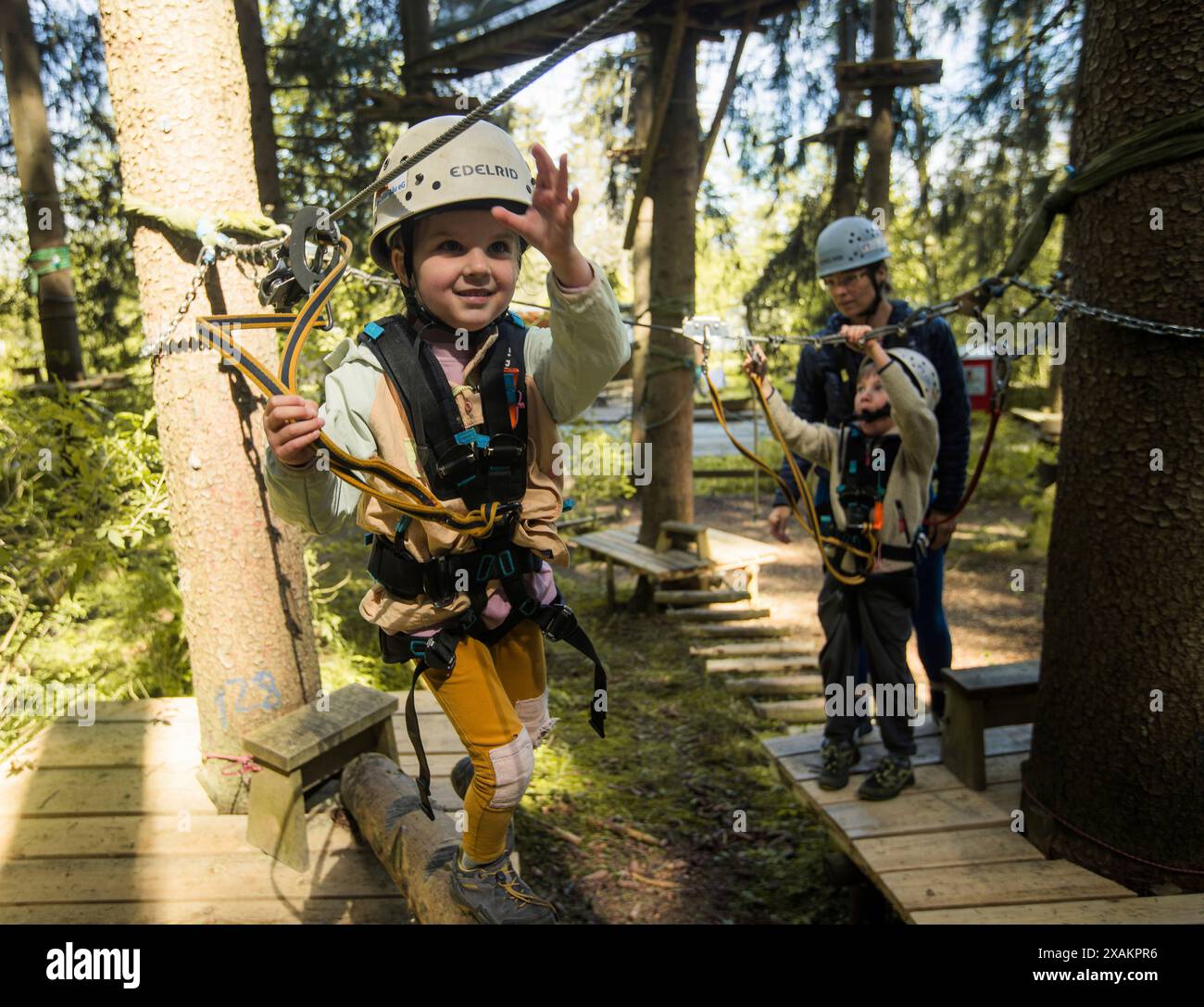 Famiglia nel giardino delle arrampicate Foto Stock