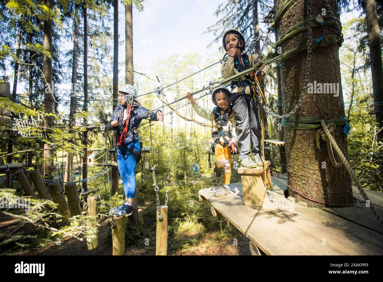 Famiglia nel giardino delle arrampicate Foto Stock