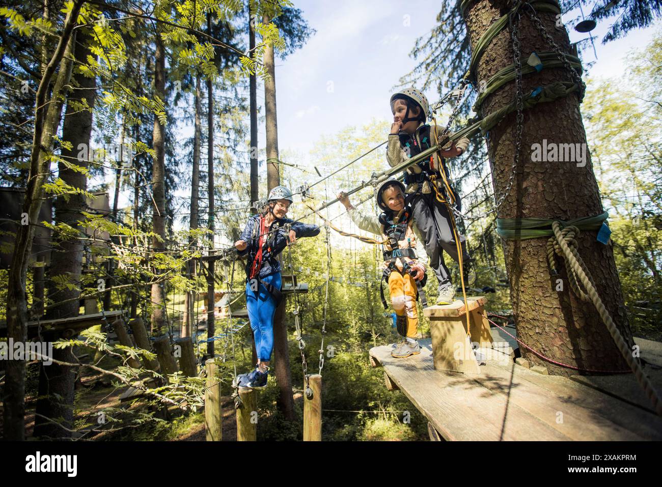 Famiglia nel giardino delle arrampicate Foto Stock