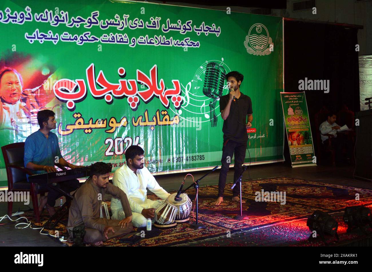 Gli artisti si esibiscono sul palco durante il 1° Concorso musicale Punjab organizzato dal Consiglio delle Arti del Punjab, Ministero dell'informazione e della Cultura, tenutosi a Gujranwala venerdì 7 giugno 2024. Crediti: Pakistan Press International (PPI)/Alamy Live News Foto Stock