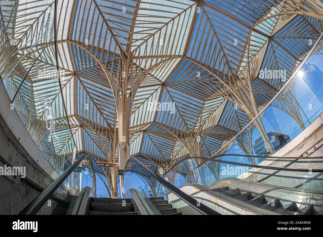 LISBONA, PORTOGALLO - 9 APRILE 2024: Stazione Gare do Oriente o stazione Lisbona Oriente, uno dei principali hub di trasporto intermodale portoghesi. Foto Stock