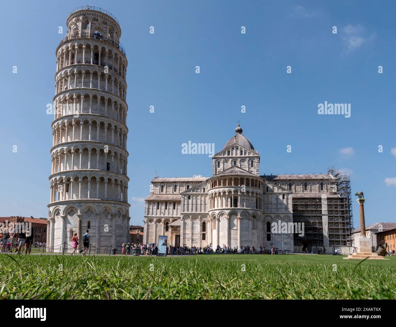 La famosa torre pendente presso la cattedrale di Pisa, Italia Foto Stock