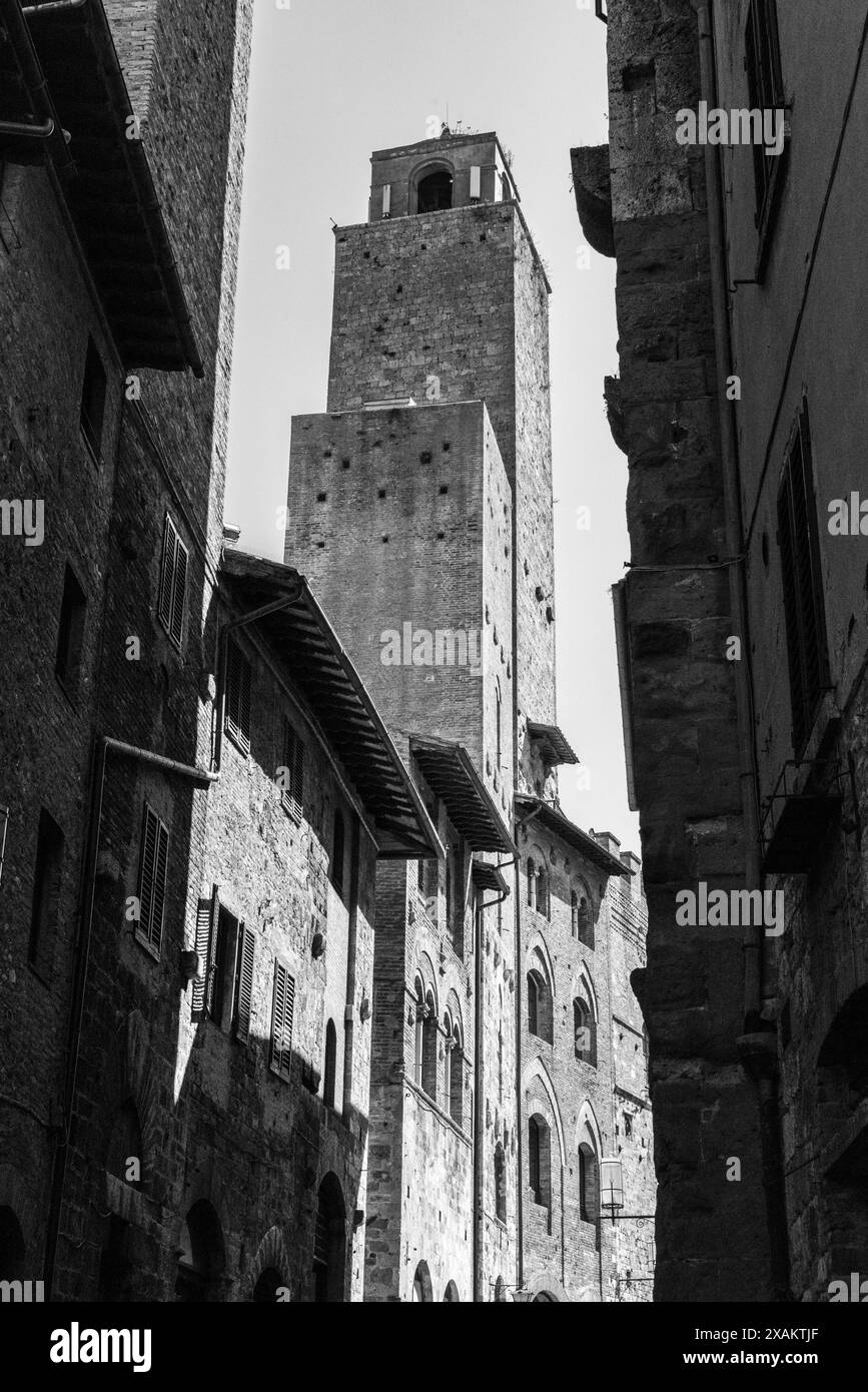 Vista delle torri Rognosa e Chigi a San Gimignano, Italia Foto Stock