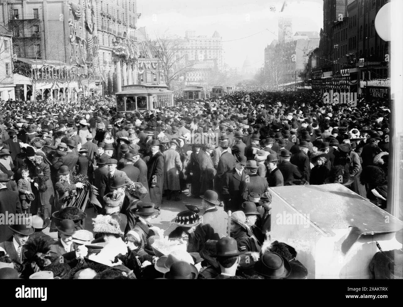 Folla su Penn Ave. Che guarda la sfilata del suffragio, 1913. Foto scattata alla parata della National American Woman Suffrage Association tenutasi a Washington, D.C., 3 marzo 1913, il giorno prima dell'inaugurazione del presidente Wilson. Foto Stock