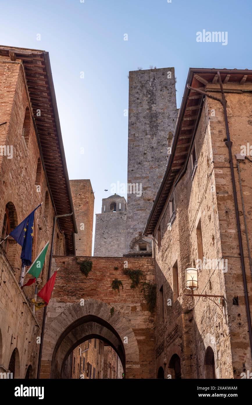 Per le strade di San Gimignano, vista sulle torri Salvucci, Pettini e Chigi - Italia Foto Stock