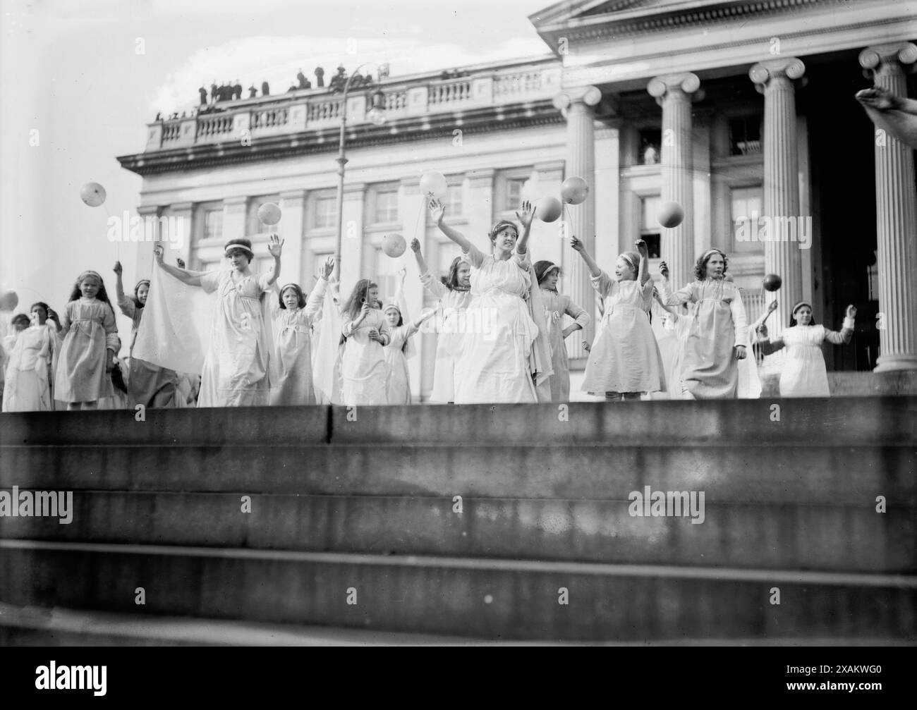 Tableaux, Treasury Wash., D.C. (Suff. Pageant), 1913. Fotografia scattata di fronte al Treasury Building alla Woman Suffrage Parade di Washington, D.C., 3 marzo 1913. Foto Stock