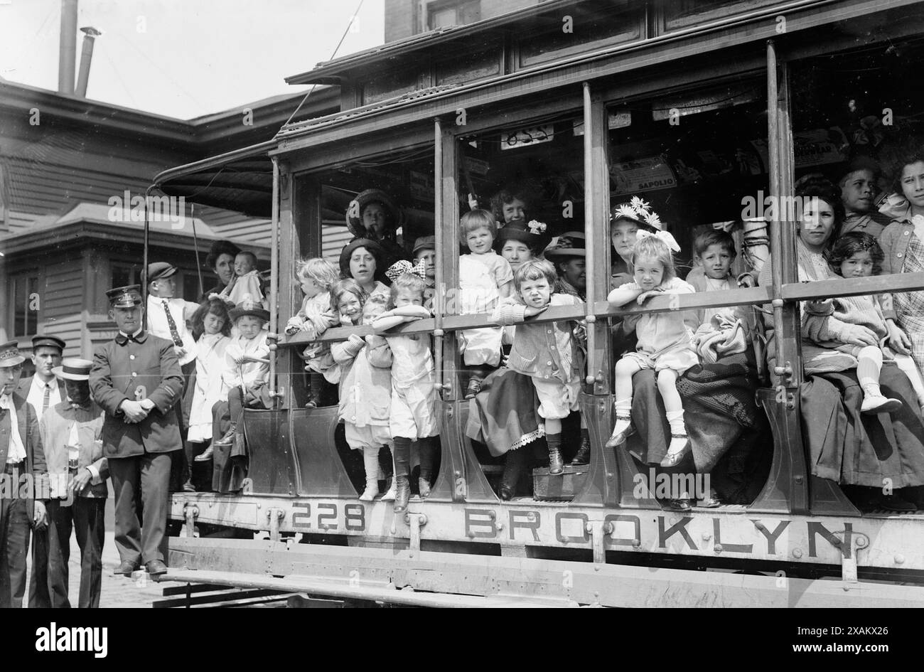 Uscita aria fresca, 1913. Probabilmente mostra le madri e i loro figli in un tram diretto al traghetto che li ha portati a Sea Breeze, Coney Island, in un viaggio sponsorizzato dalla Fresh Air Home della New York Association per migliorare le condizioni dei poveri. Foto Stock