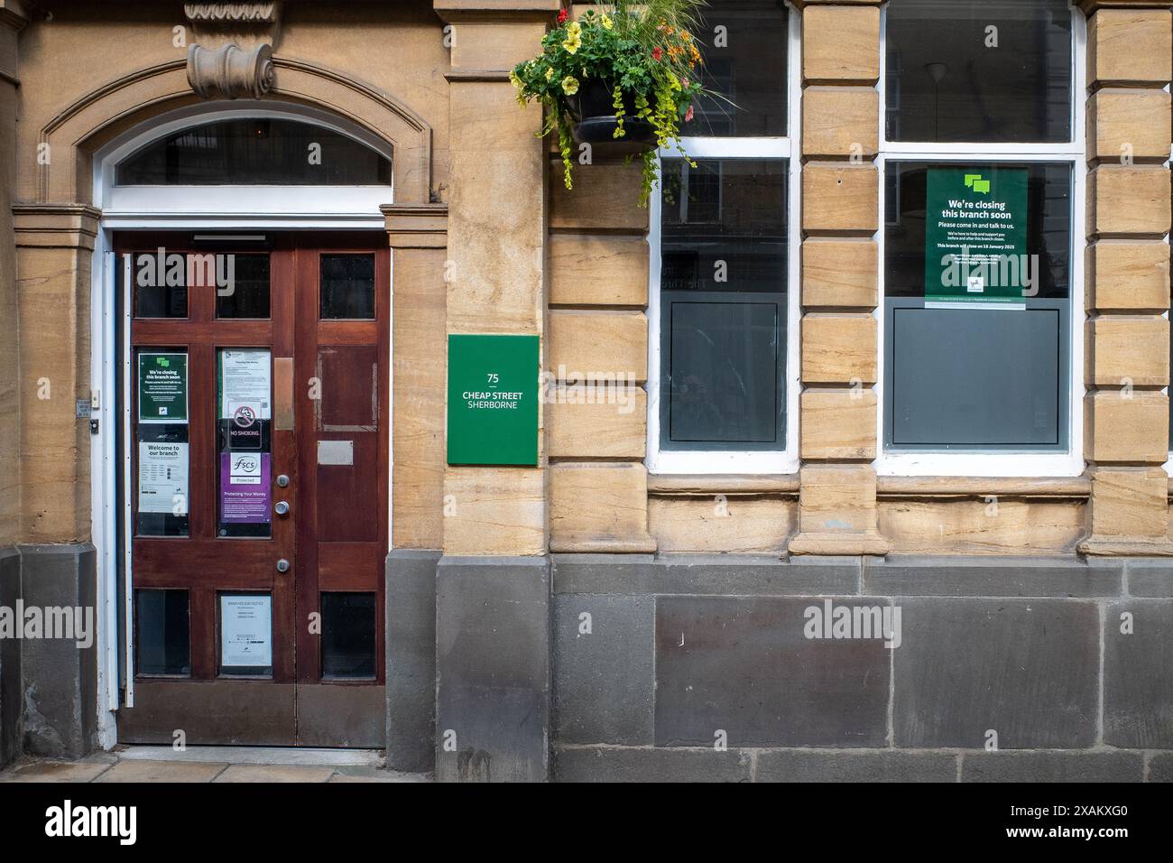 Una filiale della banca Lloyds in Sherborne High Street, Dorset. Settore bancario britannico. Finanza del Regno Unito. Chiusure di banche. Perdita di servizio da parte della Comunità. Soldi. Foto Stock