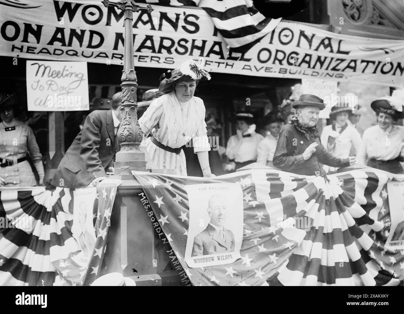 Daisy Harriman affronta una manifestazione democratica a Union Square, New York City, 1912. Mostra uno striscione per la National Wilson and Marshall Organization della donna. Il New York Times afferma che la signora Jaffray Borden (Daisy) Harriman era la fondatrice e presidente. Sono stati attivi almeno fino alle elezioni del 1912. Foto Stock