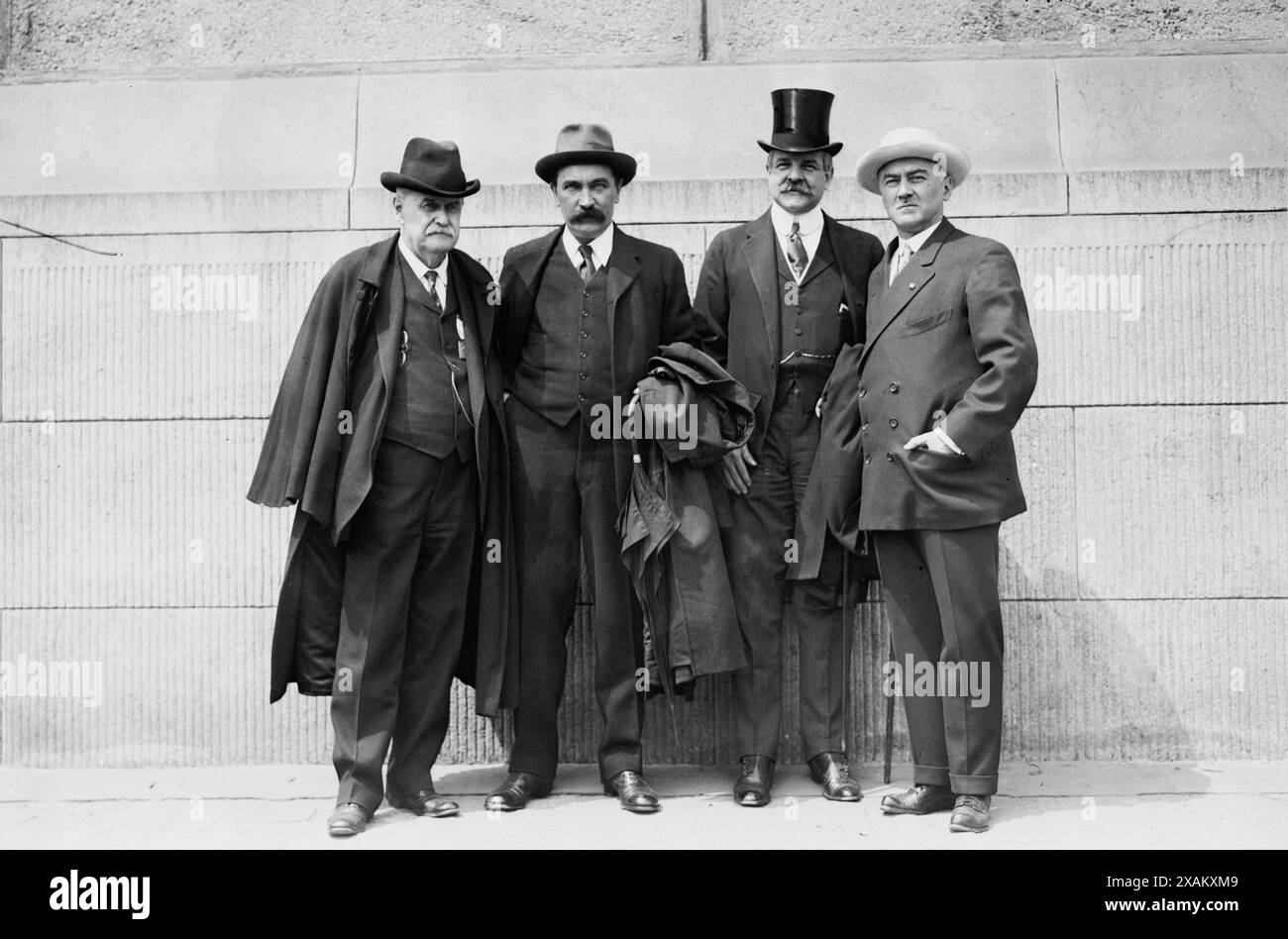 W.B. Howland, Henry Vivian, G. WM. Burleigh, John A. Stewart, 1913 anni. Mostra i membri del Comitato del Centenario della pace anglo-americano (1814-1914). William Bailey Howland (1848-1917) era il Commissario britannico-americano, il deputato britannico Henry Vivian faceva parte del contingente britannico alla riunione di pianificazione del maggio 1913 a New York, George William Burleigh (1870-1949) era un colonnello dell'esercito degli Stati Uniti, e John Aikman Stewart (1822-1926) fu presidente del Comitato Esecutivo dell'American Peace Centenary Committee. Foto Stock