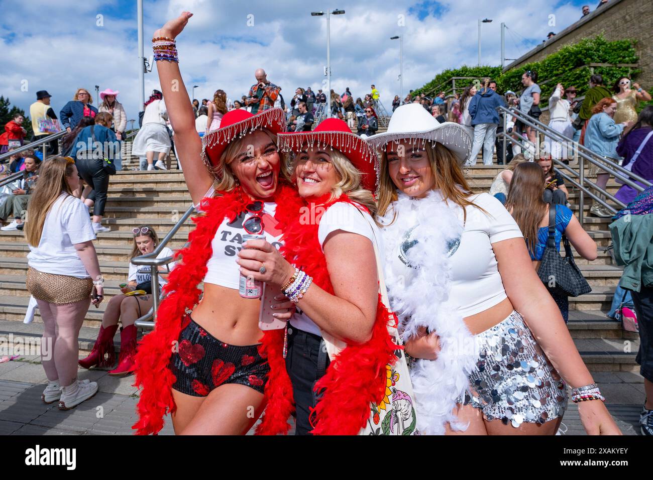 Edimburgo, Scozia, Regno Unito. 7 giugno 2024. Migliaia di fan di Taylor Swift o Swifties scendono sullo Scottish gas Murrayfield Stadium davanti al primo dei tre concerti della cantante durante il suo Eeras Tour nella capitale scozzese. Iain Masterton/Alamy Live News Foto Stock