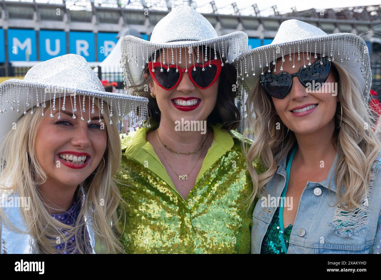 Edimburgo, Scozia, Regno Unito. 7 giugno 2024. Migliaia di fan di Taylor Swift o Swifties scendono sullo Scottish gas Murrayfield Stadium davanti al primo dei tre concerti della cantante durante il suo Eeras Tour nella capitale scozzese. Iain Masterton/Alamy Live News Foto Stock