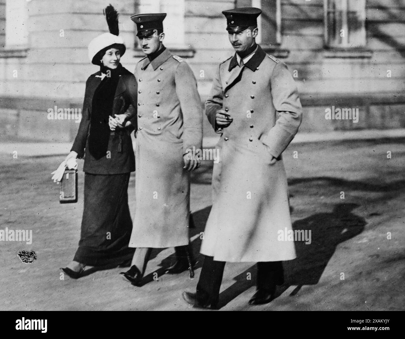 Victoria Louise, Ernst August e il principe Oscar, 1913. Spettacoli (da sinistra a destra), la principessa Vittoria Luisa di Prussia (con una macchina fotografica), suo marito il principe Ernesto Augusto, duca di Brunswick e il principe Oskar di Prussia (fratello di Vittoria Luisa). La principessa Vittoria Luisa e il principe Ernesto Augusto si sposarono nel 1913. Foto Stock