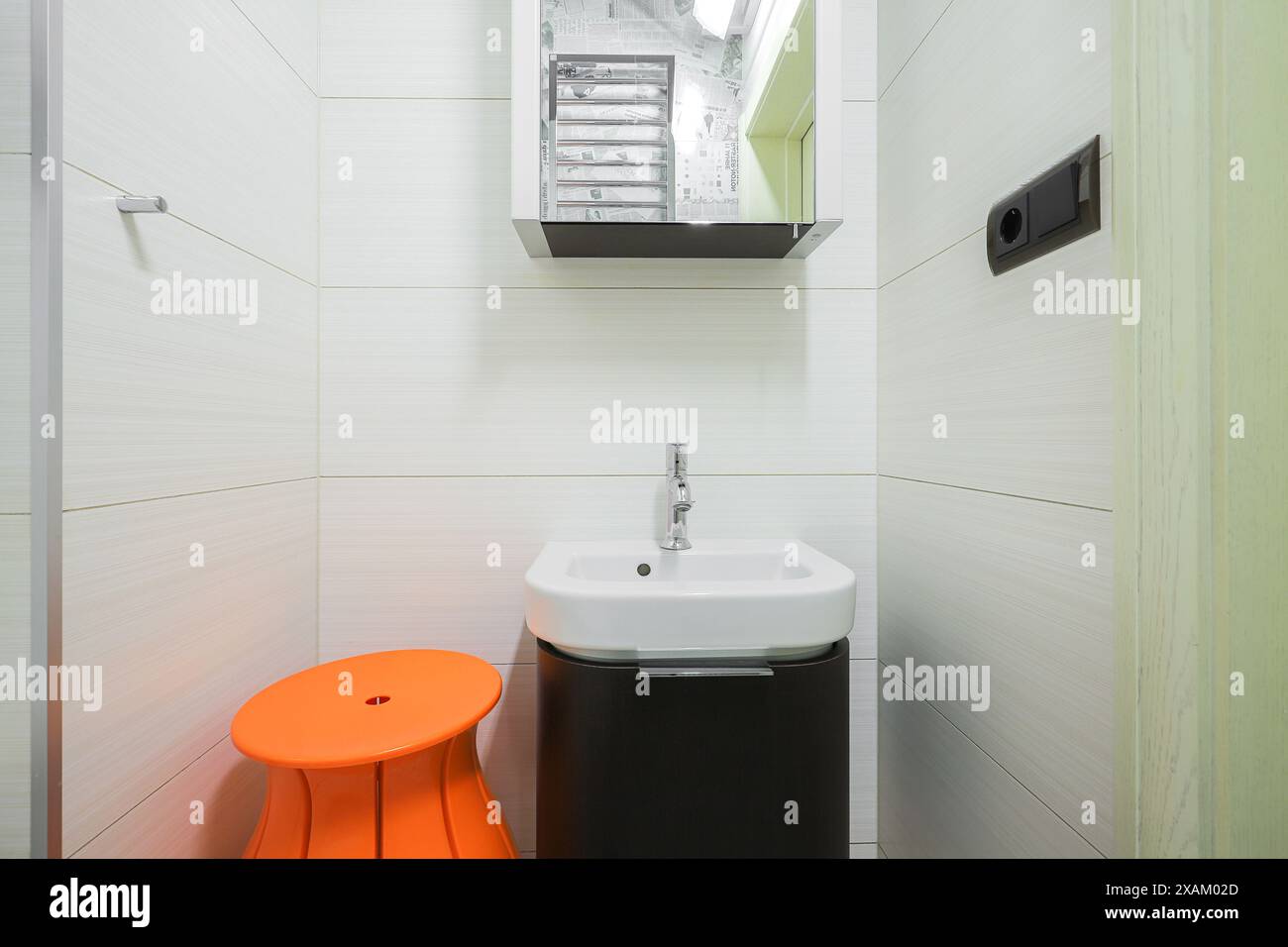 Rubinetto con lavabo in ceramica e specchio all'interno del bagno Foto Stock Rubinetto con lavabo in ceramica e specchio all'interno del bagno Foto Stock