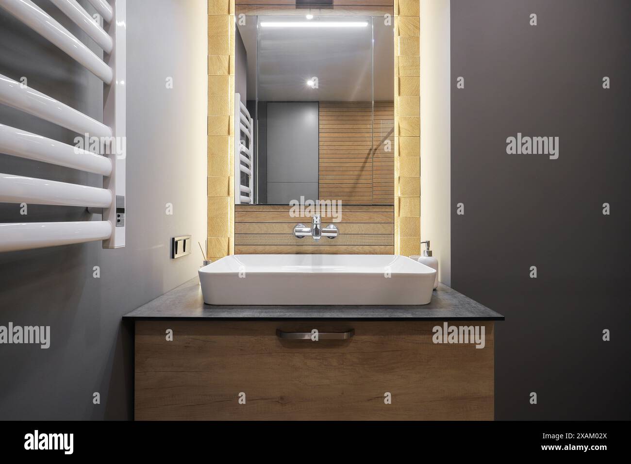 Rubinetto con lavabo in ceramica e specchio all'interno del bagno Foto Stock Rubinetto con lavabo in ceramica e specchio all'interno del bagno Foto Stock