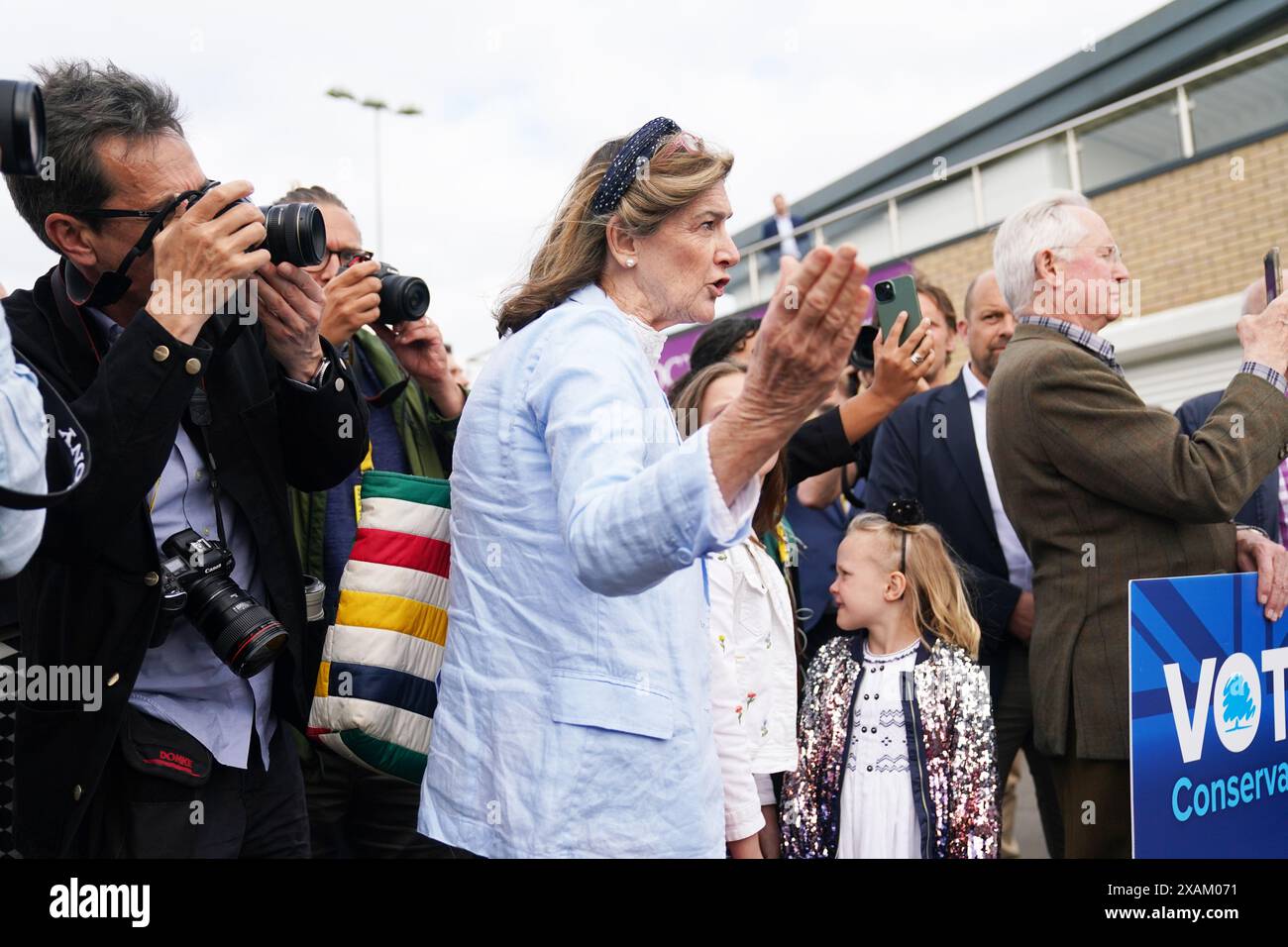 Jane Lees-Millais (centro) si imbatte nel primo ministro Rishi Sunak durante una visita al Melksham Town Football Club, mentre si trova sulle tracce della campagna elettorale generale. Data foto: Venerdì 7 giugno 2024. Foto Stock