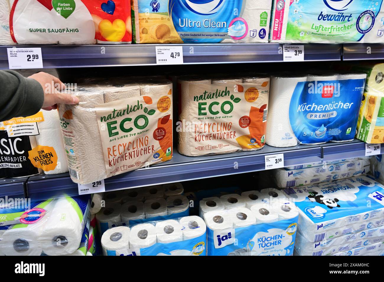 Salviette di carta da cucina con etichetta ecologica in un negozio di alimentari Foto Stock