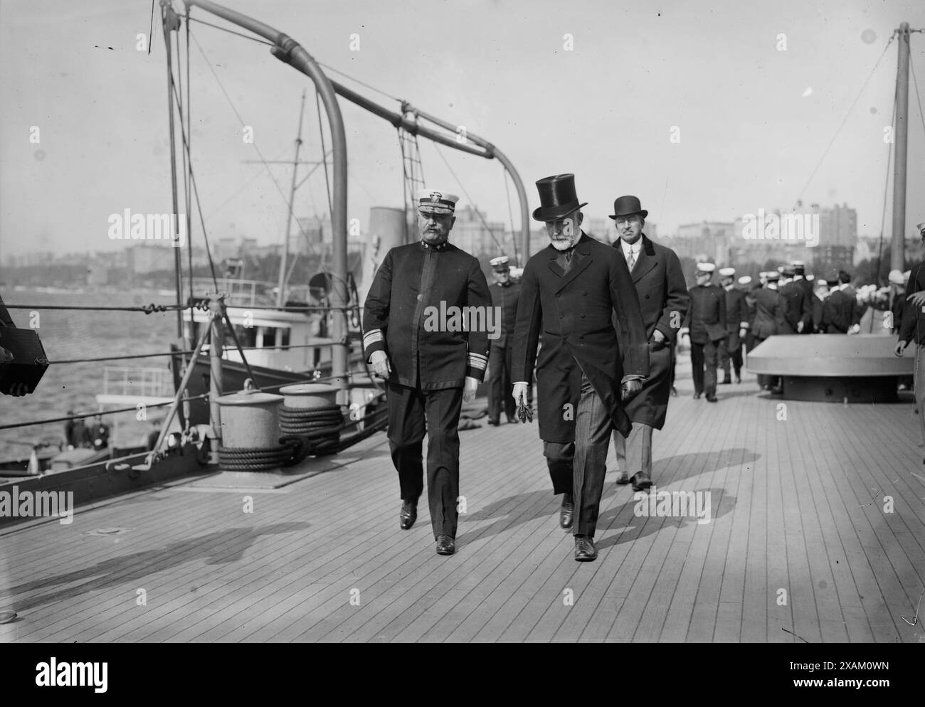 ADM. Badger &amp; sindaco Gaynor, 1913. Mostra il sindaco William Jay Gaynor con il contrammiraglio Charles J. Badger, comandante della flotta atlantica che era a New York City per partecipare alle cerimonie di inaugurazione del monumento alla nave da battaglia Maine, che era esplosa nel porto di l'Avana, Cuba, durante la guerra ispano-americana del 1898. Nel 1913, il monumento è stato collocato all'ingresso di Columbus Circle e 59th Street a Central Park a New York. Foto Stock