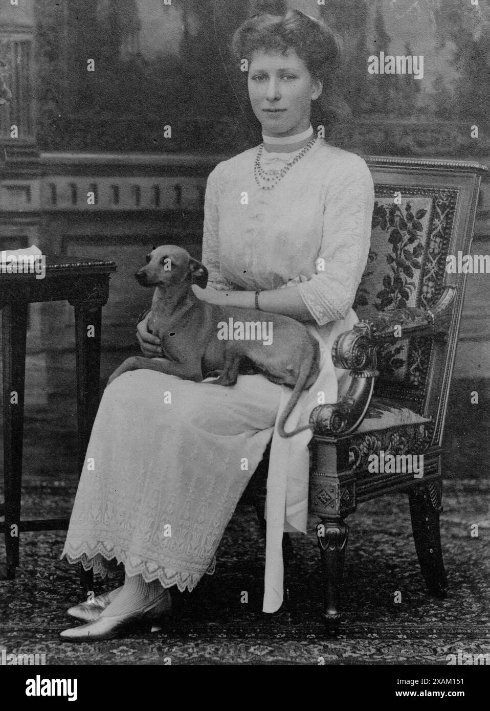 Principessa Maria d'Inghilterra, 1913 anni. Mostra la Principessa Maria, la Principessa reale e la Contessa di Harewood (1897-1965), l'unica figlia del Re Giorgio V e della Regina Maria, con il suo cane. Foto Stock