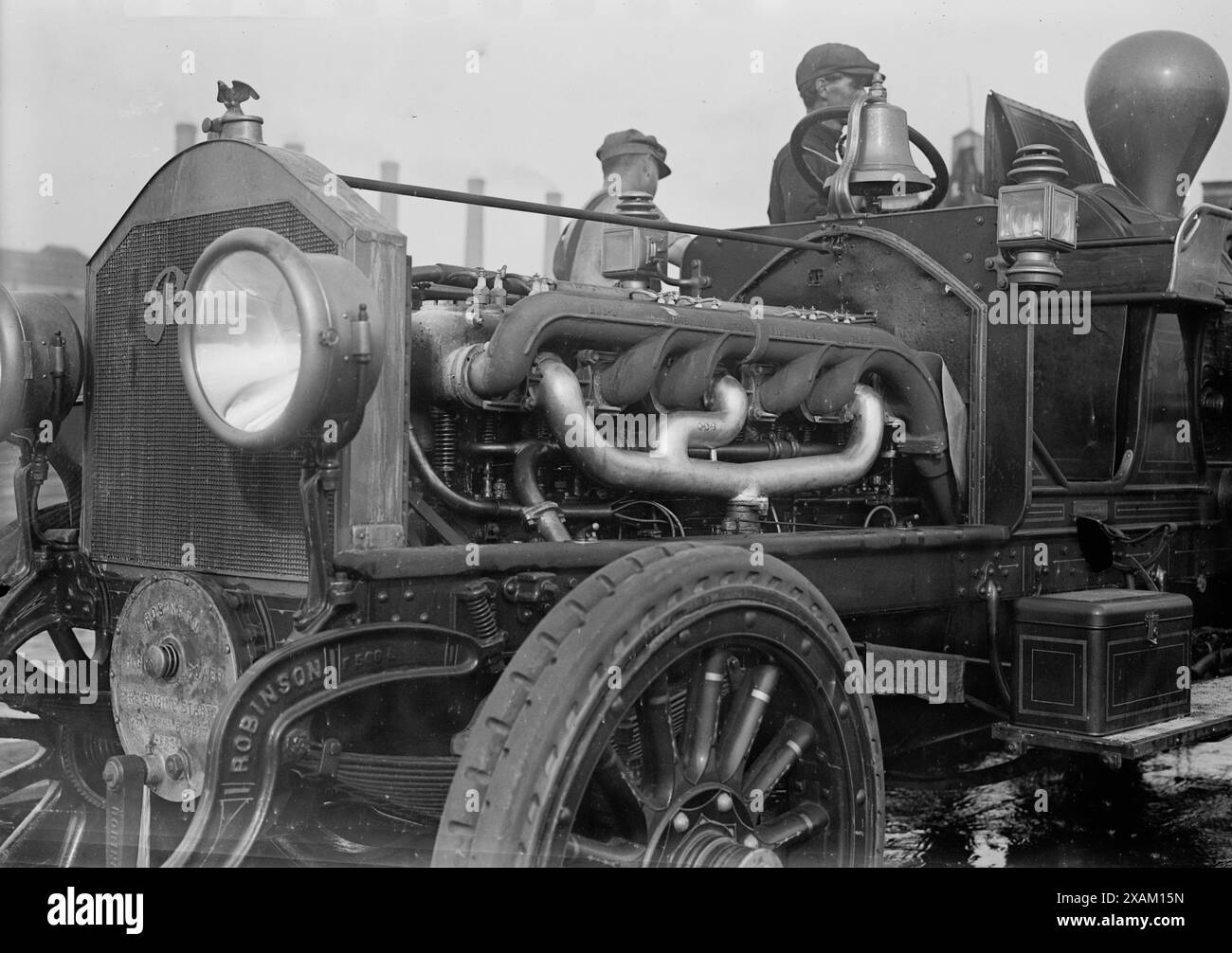 Sotto il cofano del motore antincendio, 1913. Mostra il motore a pompa Robinson nella competizione dei motori a pompa organizzata dall'International Association of Fire Engineers, New York City, 3 settembre 1913. I motori a pompa aspiravano l'acqua dal fiume Hudson. Foto Stock