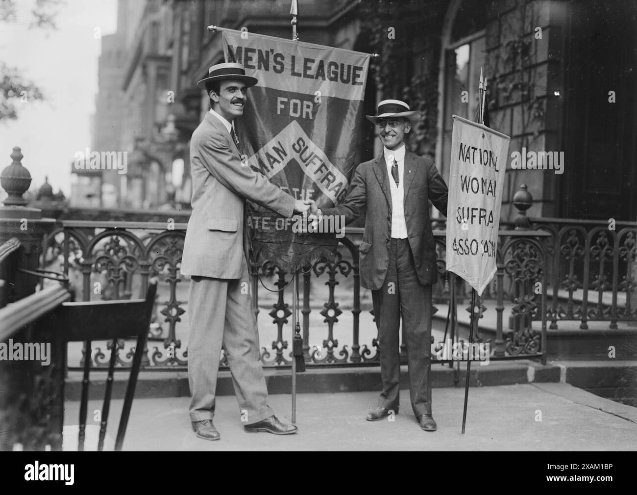 R.C. Beadle, A.H. Brown, 1913. Mostra Robert Cameron Beadle e Alfred H. Brown, membri della Lega maschile per il suffragio femminile. Foto Stock