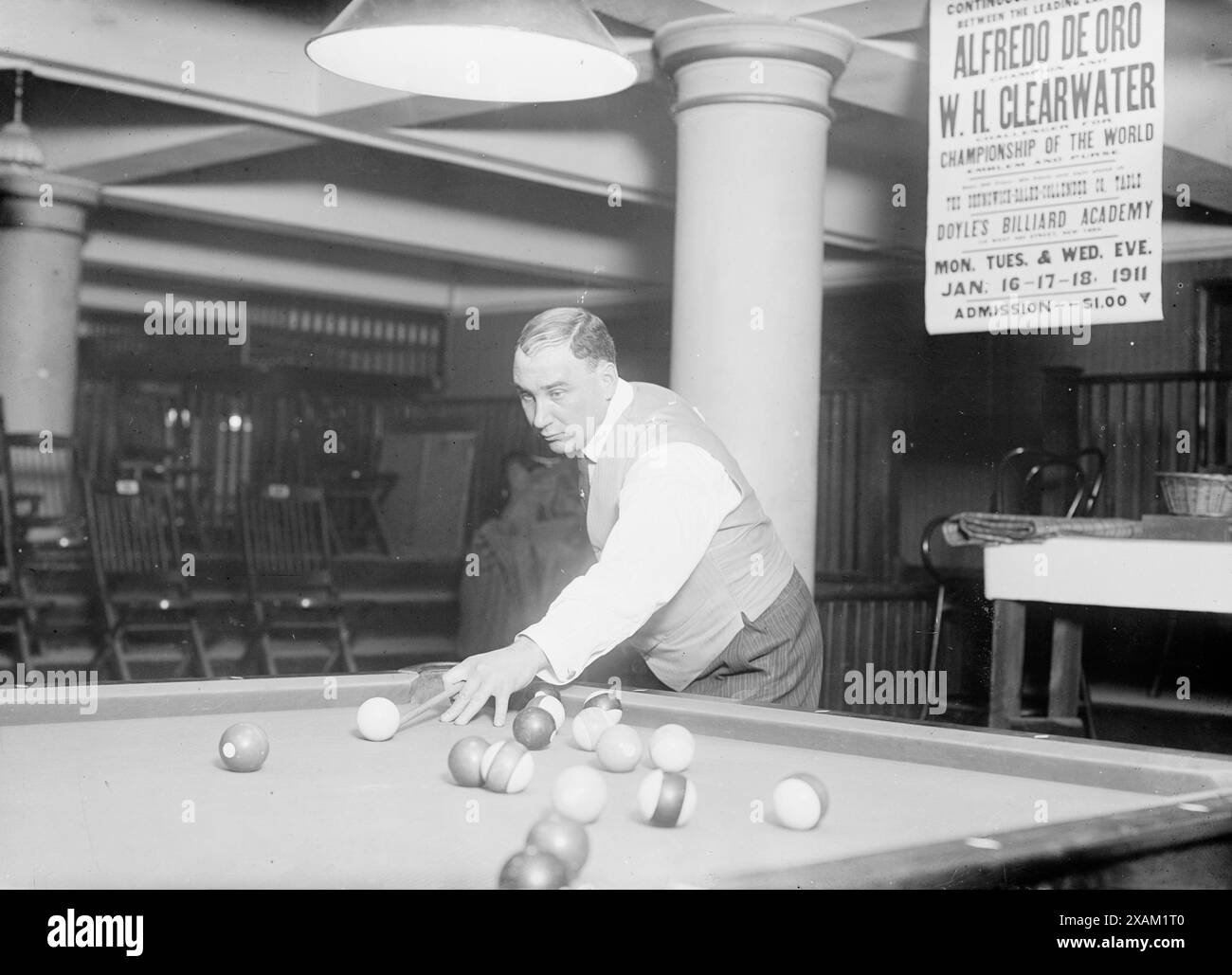 W.H. Clearwater - piscina, 1911. Mostra William H. Clearwater (1875-1948) di Ellwood, Pennsylvania, che era un biliardo tascabile e campione di biliardo continuo. Foto Stock