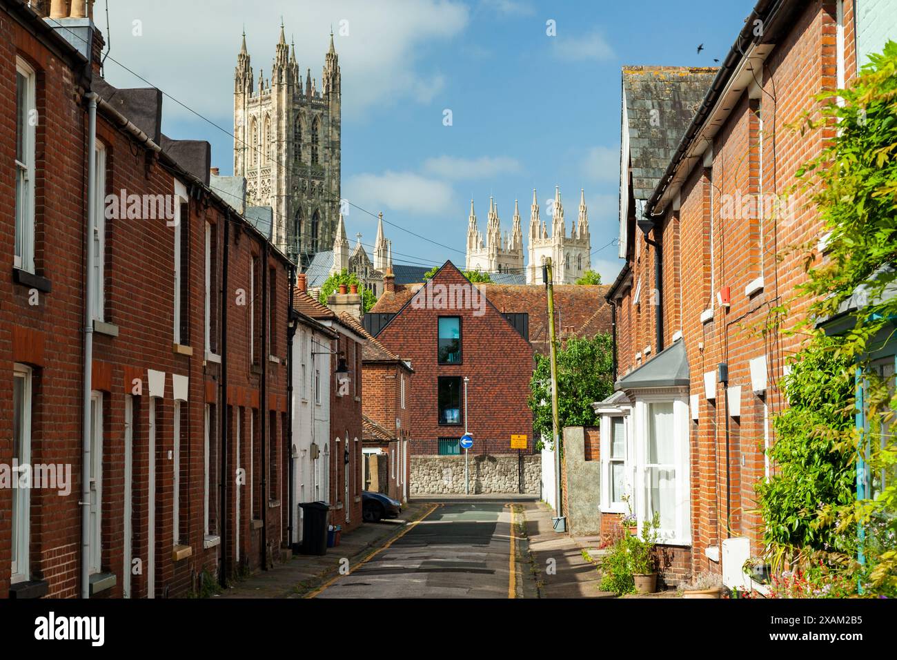 Mattinata di primavera su Castle Street a Canterbury, Inghilterra. Foto Stock