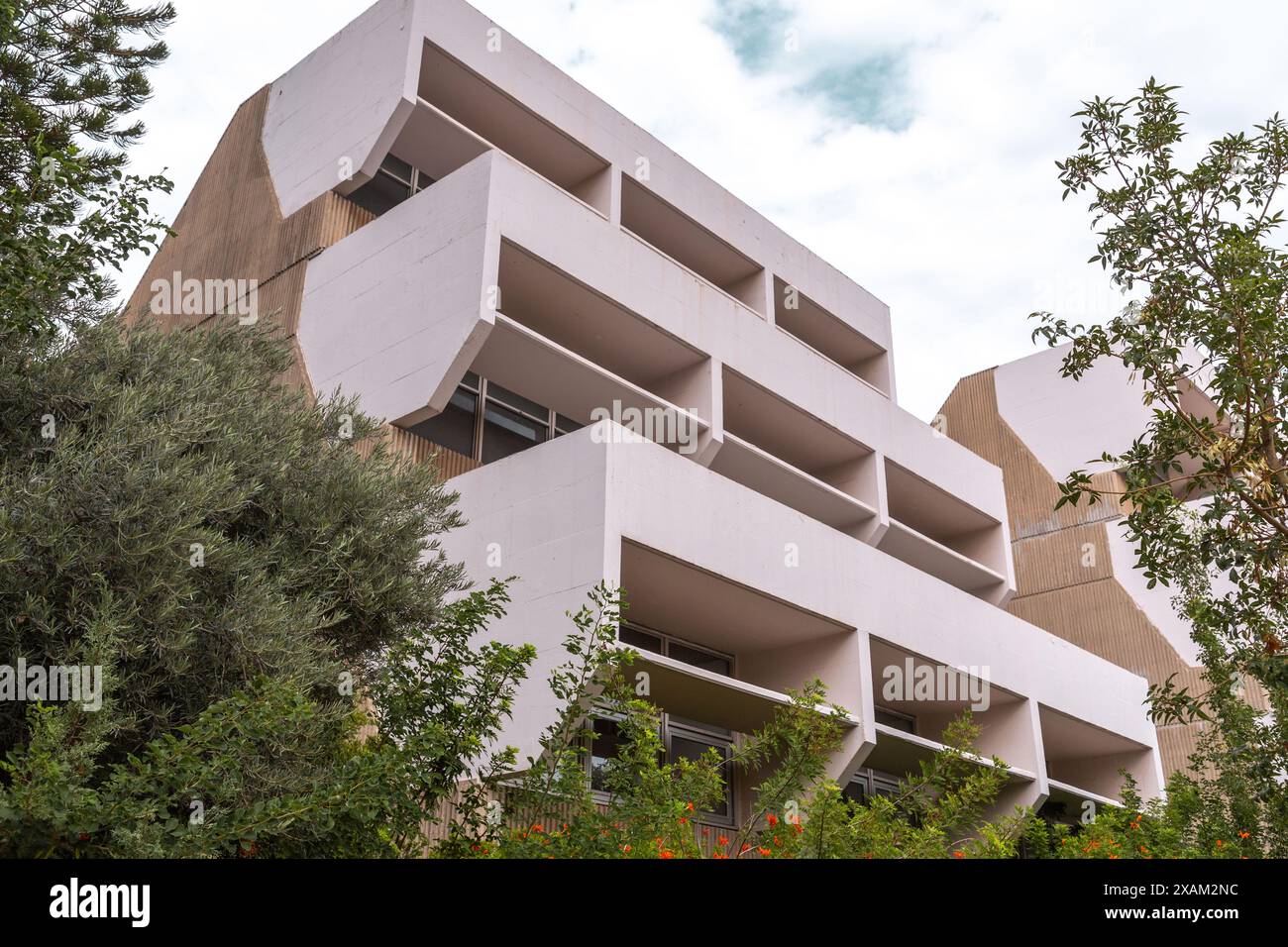 Tipico dettaglio architettonico ispirato al Bauhaus di Tel Aviv, chiamato anche la città Bianca. Tel Aviv ospita ampiamente esempi di architettura modernista-Bauhaus Foto Stock