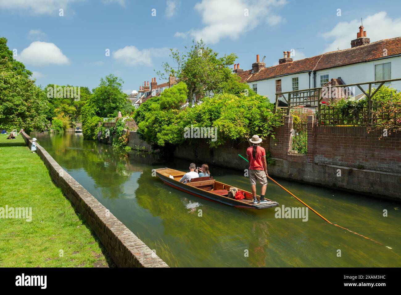 Barca punter sul fiume Great Stour a Canterbury, Kent, Inghilterra. Foto Stock
