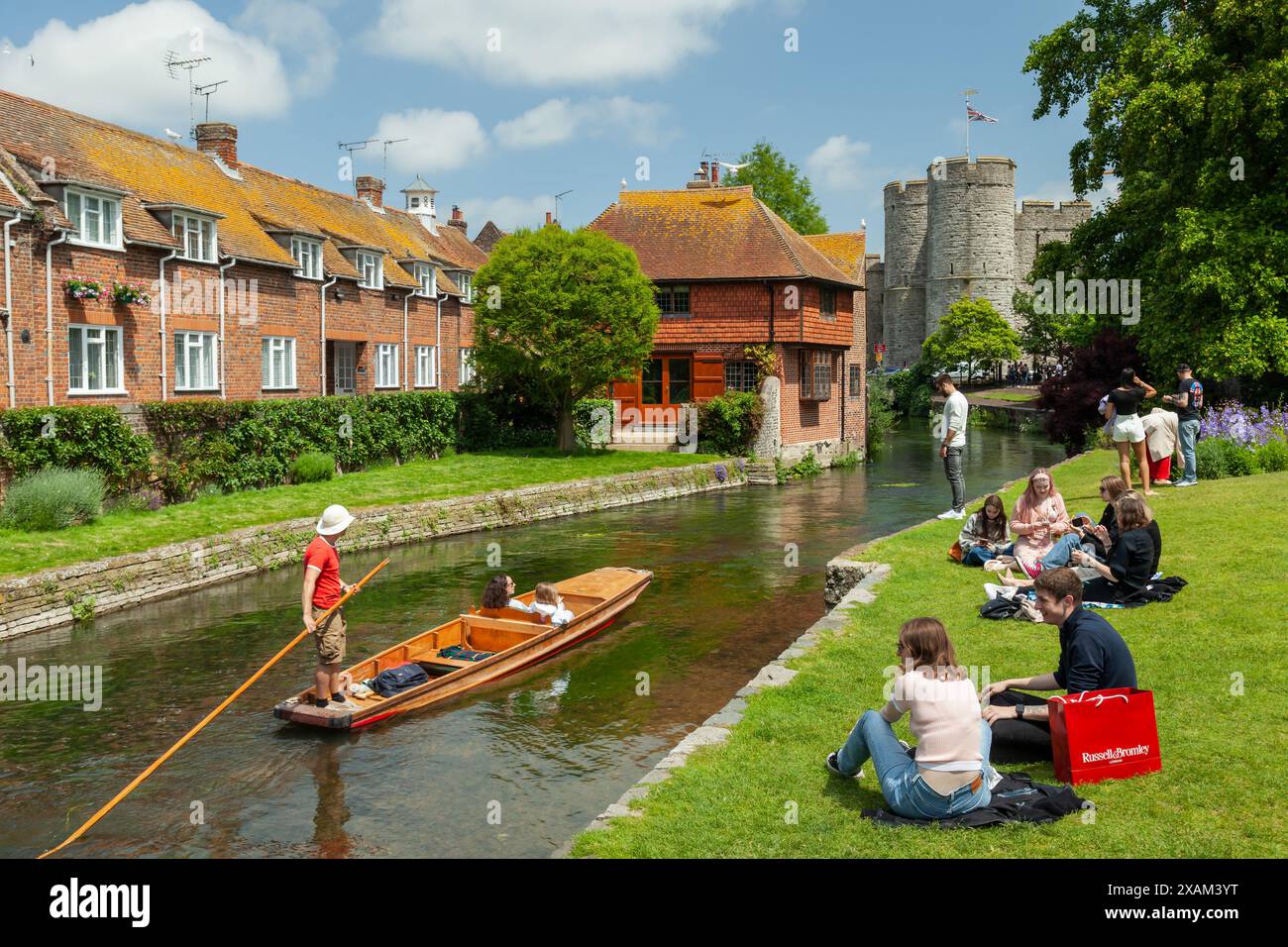 Giornata di primavera ai Westgate Gardens di Canterbury, Inghilterra. Le Westgate Towers si profilano in lontananza. Foto Stock