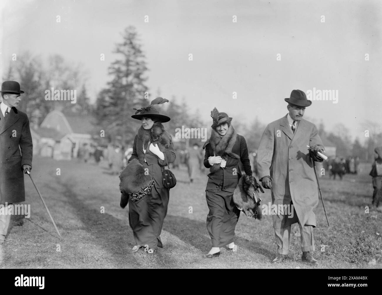 Sig.ra A. Butler-Duncan; sig.ra Ruth Moller; William Archer Thompson, 1913. Mostra la scena dell'asta del 1° novembre 1913 nella fattoria di Long Island del defunto sindaco di New York William Jay Gaynor, morto a settembre. Foto Stock