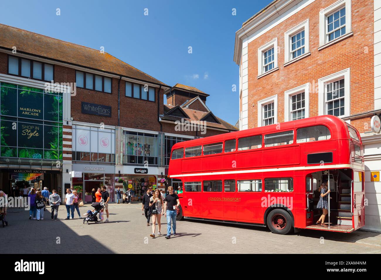 Autobus rosso a due piani su Rose Lane a Canterbury, Kent, Inghilterra. Foto Stock