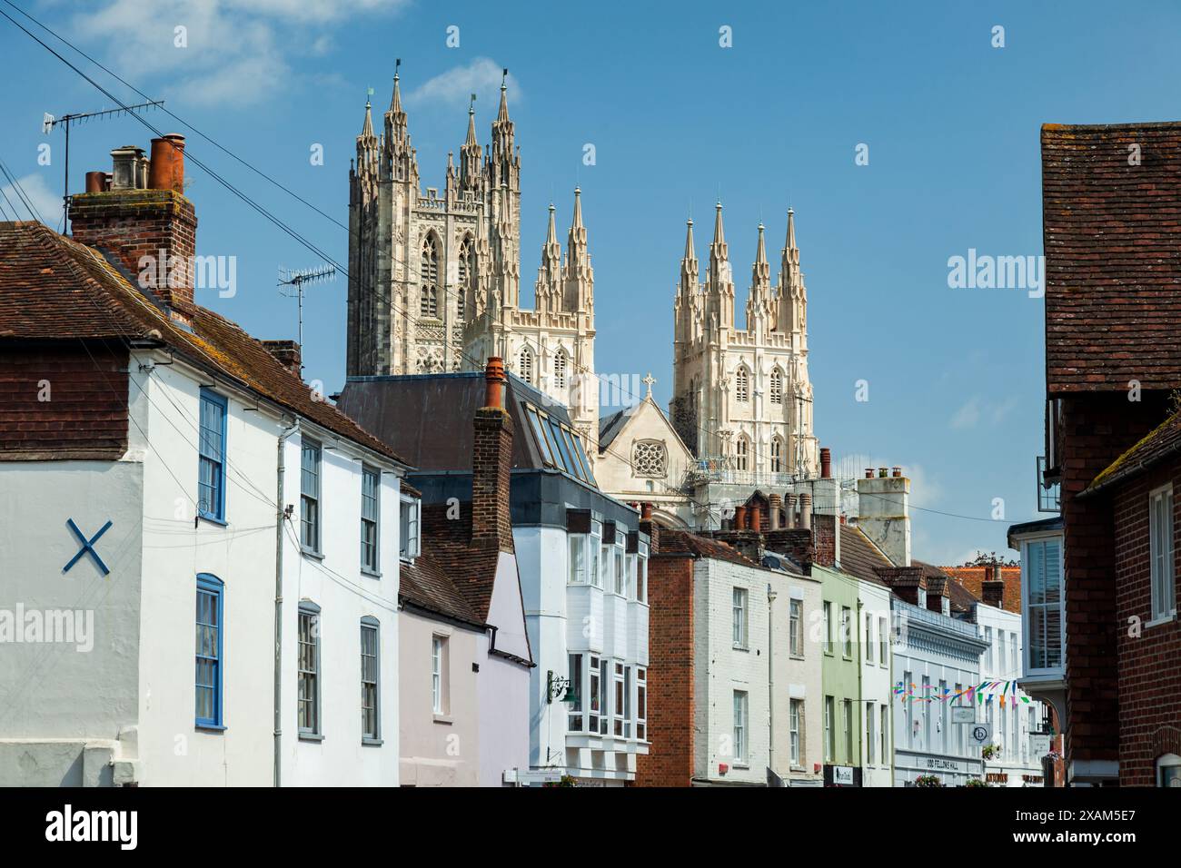 La cattedrale di Canterbury domina la città di Canterbury in un pomeriggio primaverile. Kent, Inghilterra. Foto Stock