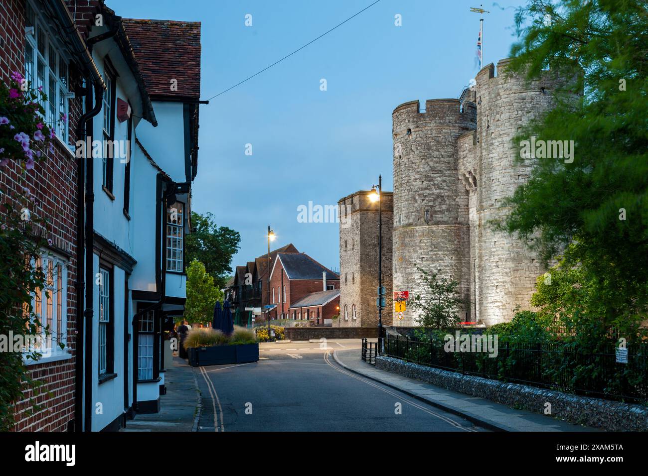 La notte cade su Westgate Grove a Canterbury. Westgate Towers in lontananza. Foto Stock