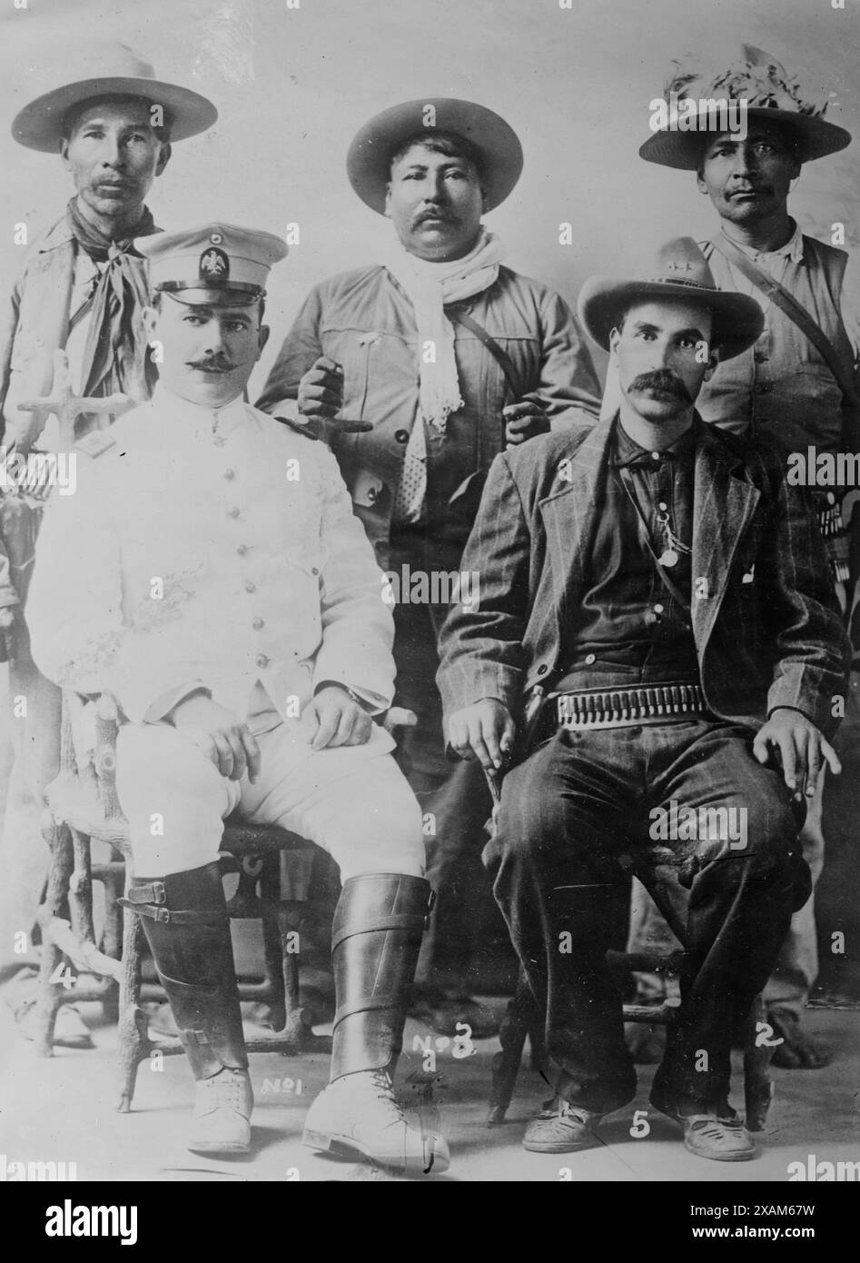 Gen. Alfaro Obregon &amp; staff di Yaquis, tra c1910 e c1915. Mostra il generale A&#xb4;lvaro Obrego&#xb4;n Salido (1880-1928) durante la rivoluzione messicana. Foto Stock