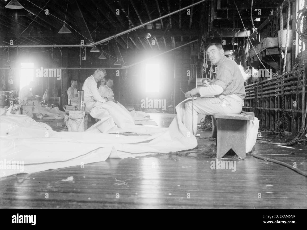 Fare vele da Ratsey's, tra c1910 e c1915. Probabilmente mostra la filiale americana del produttore inglese di barche a vela Ratseys e Lapthorn, fondata nel 1902 a City Island, New York. Foto Stock