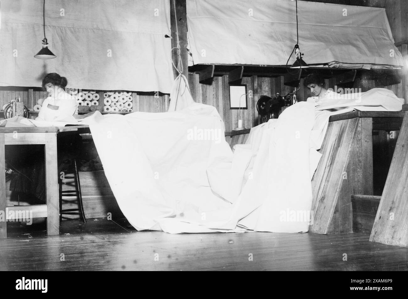 Fare vele da Ratsey's, tra c1910 e c1915. La foto mostra probabilmente la filiale americana del produttore inglese di barche a vela Ratseys e Lapthorn, fondata nel 1902 a City Island, New York. Foto Stock
