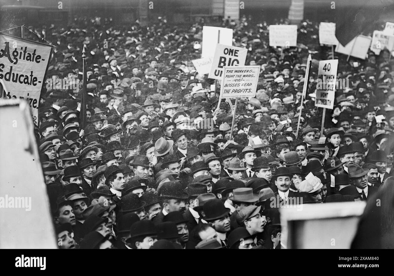 Socialists in Union Square, N.Y.C. [Large Crowd] foto, 1 maggio 1912 - Bain Coll., 1912. Foto Stock