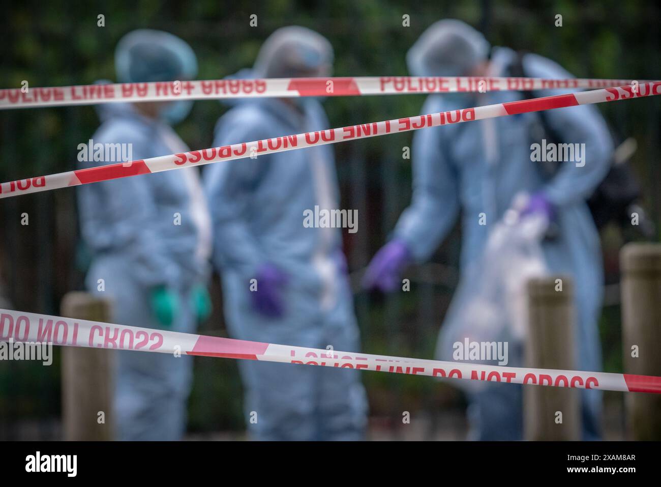 Londra, Regno Unito. 7 giugno 2024. La polizia e le squadre forensi rimangono in una zona della scena del crimine dopo che il ventunenne Robert Robinson è stato pugnalato e ucciso a Deptford, a sud-est di Londra, giovedì 6. La polizia è stata chiamata a Carteret Way a Deptford SE8 intorno alle 22:35 di giovedì sera per riferire di un pugnalatore. Ma nonostante gli sforzi della polizia e dei paramedici, Robinson fu dichiarato morto sulla scena. L'11 febbraio 2026 Jackson Uwagboe, 19 anni, di Lewisham, è stato dichiarato colpevole dell'omicidio di Robinson, in un attacco "brutale e sostenuto". Crediti: Guy Corbishley/Alamy Live News Foto Stock