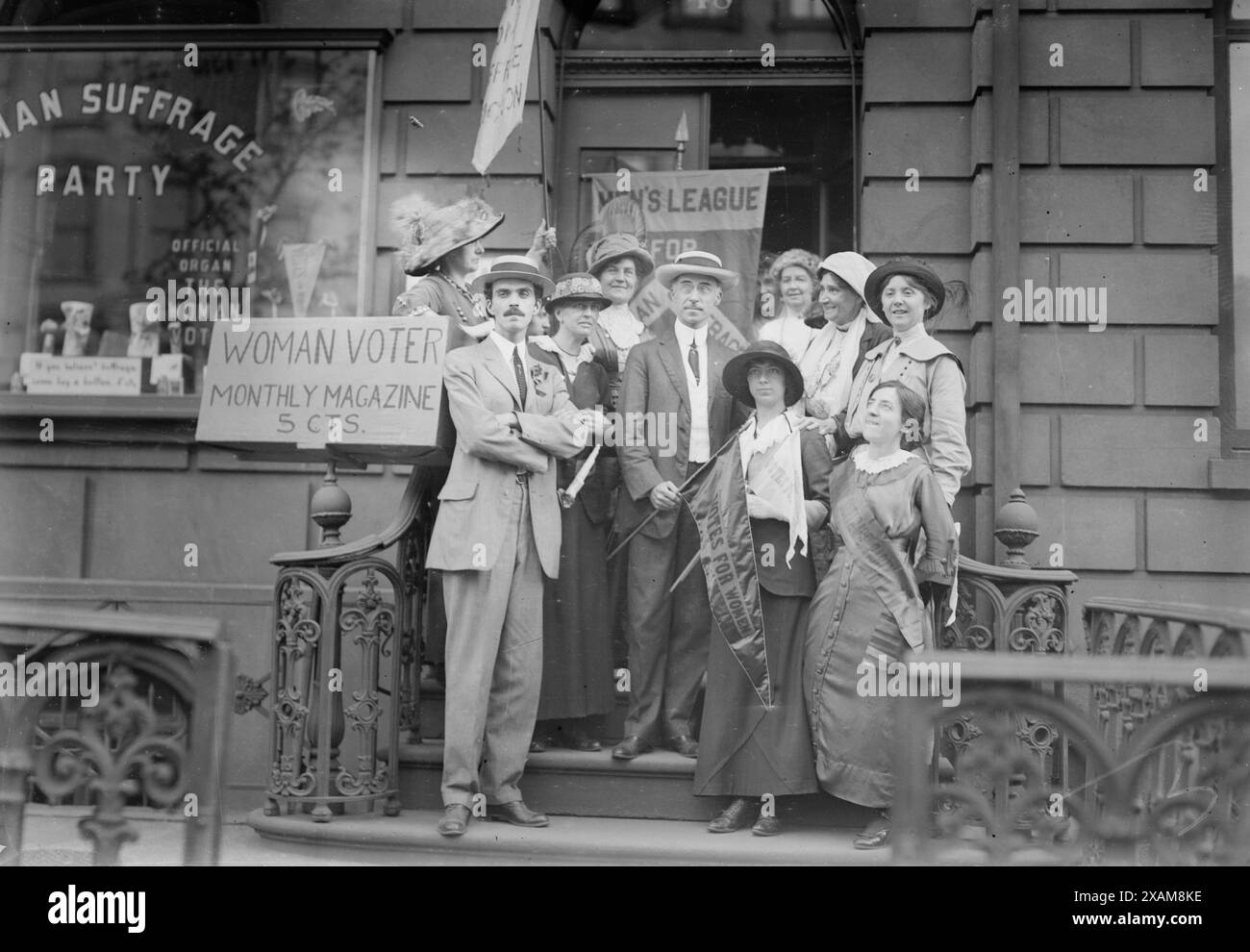 R.C. Beadle, A.H. Brown, e suffragette, 1913. Mostra Robert Cameron Beadle e Alfred H. Brown, membri della Men's League for Woman Suffrage with Others, al di fuori del 48 East 34th St., quartier generale del Woman's Suffrage Party di Manhattan. Foto Stock