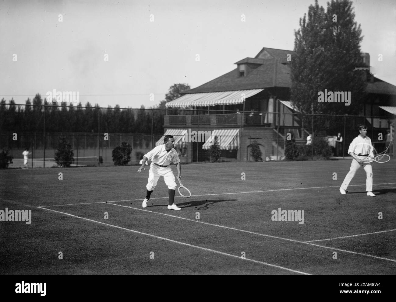 Rice [e] Doust [tennis], 1913. Mostra i tennisti australiani Horace M. Rice e il capitano Stanley N. Doust che si allenano per la Coppa Davis 1913, West Side Tennis Club, New York City. Foto Stock