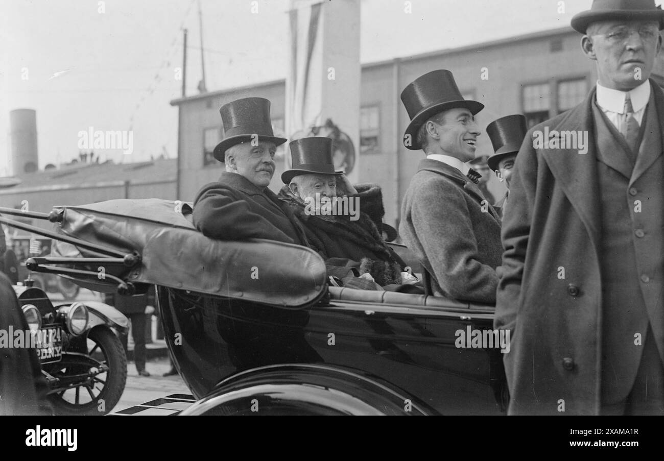 Arthur Balfour, Joseph Hodges Choate, Hugh S. Gibson, 1917. Mostra il Segretario di Stato britannico per gli affari Esteri, Arthur James Balfour (148-1930), seduto a sinistra accanto a Joseph Hodges Choate (1832-1917), presidente del comitato del sindaco per intrattenere le commissioni britanniche e francesi durante la loro visita a New York, 11 maggio, 1917 e Hugh S. Gibson (1883-1954) del Dipartimento di Stato e aiutante personale del signor Balfour. Foto Stock