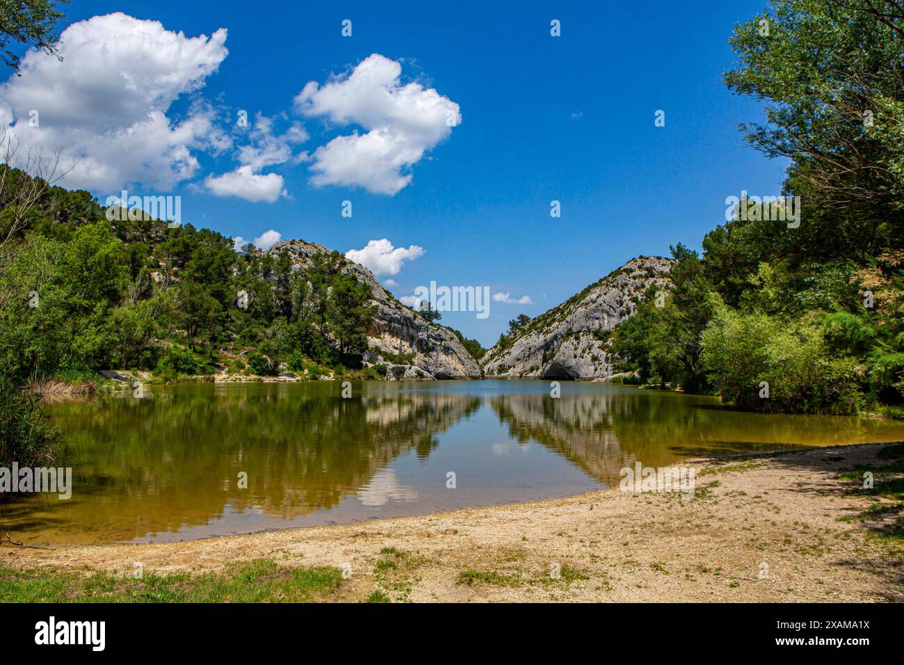 Der Lac de PeÃroou ist ein künstlicher SEE in den Alpilles a Saint-RÃ my-de-Provence, Richtung Les Baux-de-Provence. Der Name PeÃroou stammt aus dem Provenzalischen und bezieht sich auf die natürlichen Hohlräume im Gestein, die durch erosion entstanden sind. Il LAC de Peirou **** il lago di Peiroou è un lago artificiale situato nelle Alpilles di Saint-Roi-MY-de-Provence, in direzione di Les Baux de Provence il nome Peiroou deriva dalla lingua provenzale e si riferisce alle cavità naturali nella roccia create dall'erosione Lac de Peirou Foto Stock