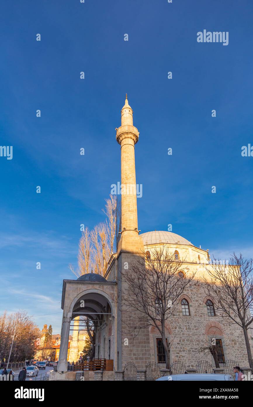 Pristina, Kosovo - 5 febbraio 2024: Moschea del Sultano Murat è una moschea del periodo dell'Impero Ottomano nel centro della città di Pristina, la capitale del Kosovo. Foto Stock