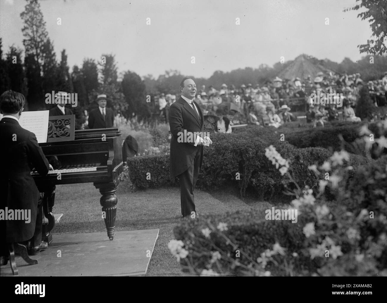 Giuseppe De Luca, 1918 anni. Mostra il baritono italo-americano Giuseppe De Luca (1876-1950) che si esibisce in una festa del giardino per i soccorsi di guerra italiani tenutasi a Killenworth, Glen Cove, Long Island, New York, giugno 25, 1918. Foto Stock