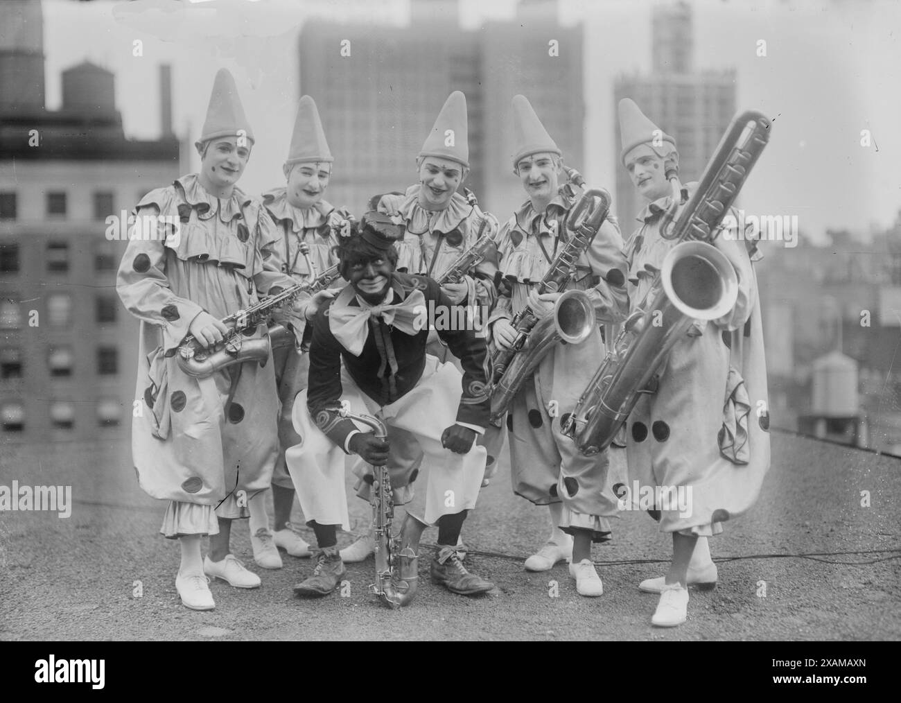 Brown Bros., tra c1915 e c1920. Mostra i Six Brown Brothers, una band di sassofono vaudeville. Un membro della band è in Blackface. Foto Stock